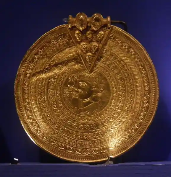Solar disc with faces in a triangle on top and in the middle